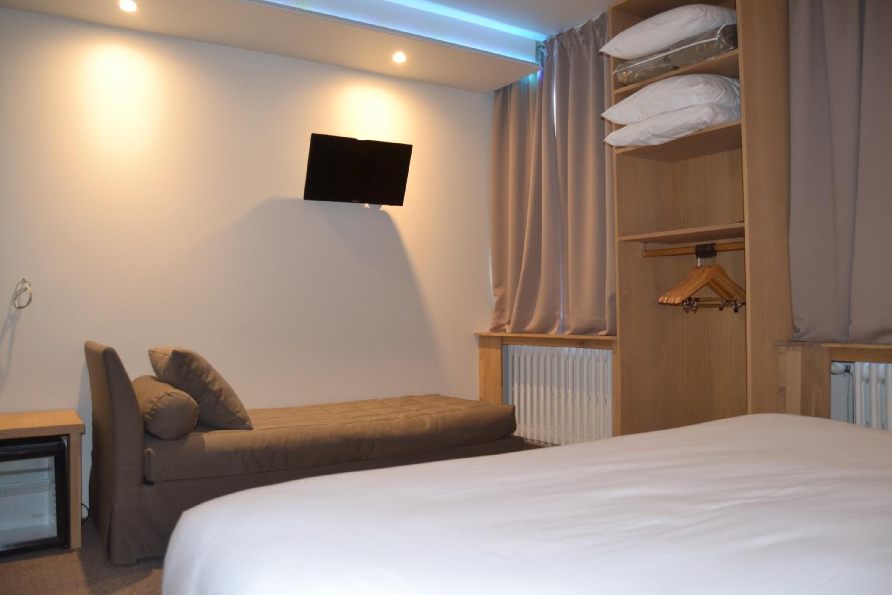 minibar, desk, iron/ironing board, free wifi