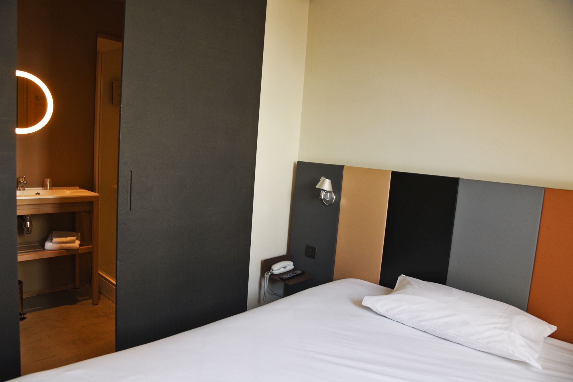 single room | minibar, desk, iron/ironing board, free wifi