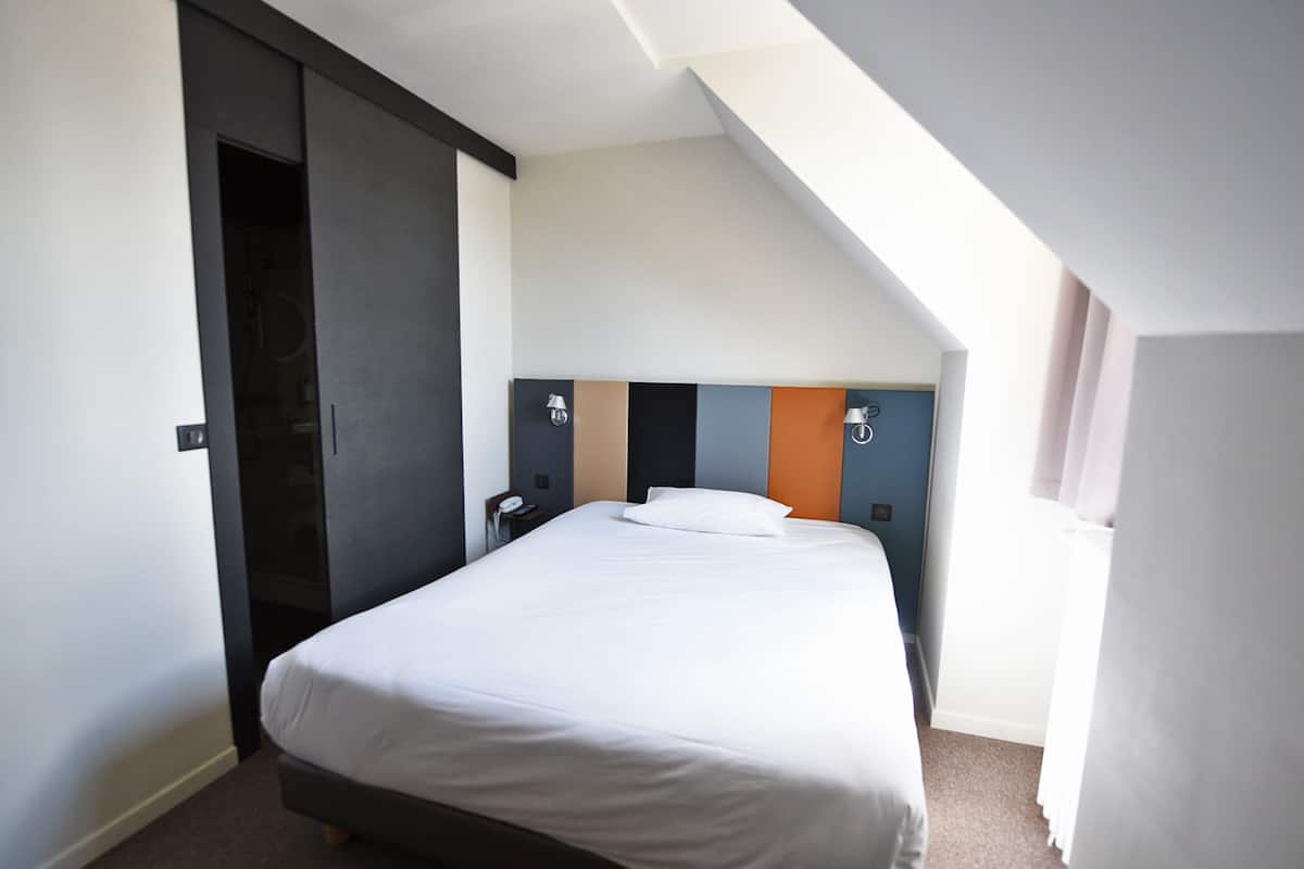 Minibar, escritorio, tabla de planchar con plancha y wifi gratis