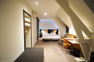 Family Room | Minibar, desk, iron/ironing board, free WiFi