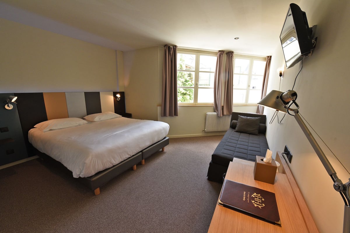 Dreibettzimmer | Minibar, Schreibtisch, Bügeleisen/Bügelbrett, kostenloses WLAN