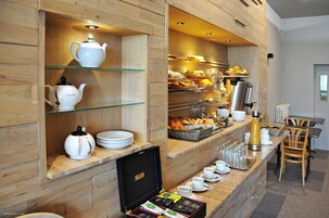Continental breakfast on weekdays (EUR 11.90 per person)