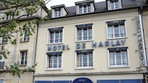 A building labeled "HOTEL DE HARLAY" with multiple windows and a sign for "Hotel de Harlay." - Citotel De Harlay (Compiègne)