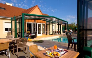 Terrace/patio - Logis Jum'Hotel (Saints-Geosmes)