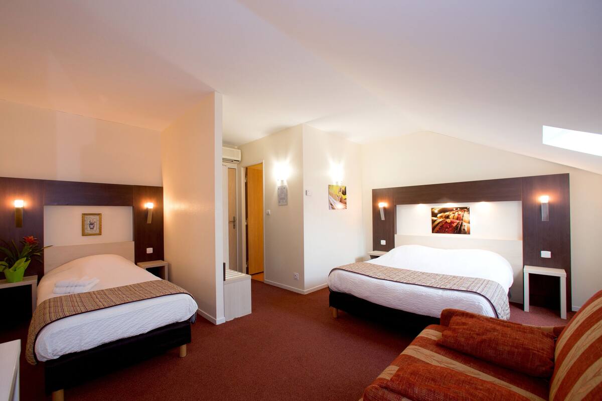 Quadruple Room | Desk, cots/infant beds, rollaway beds, free WiFi