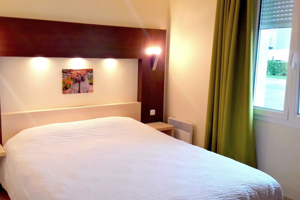 Desk, cots/infant beds, rollaway beds, free WiFi