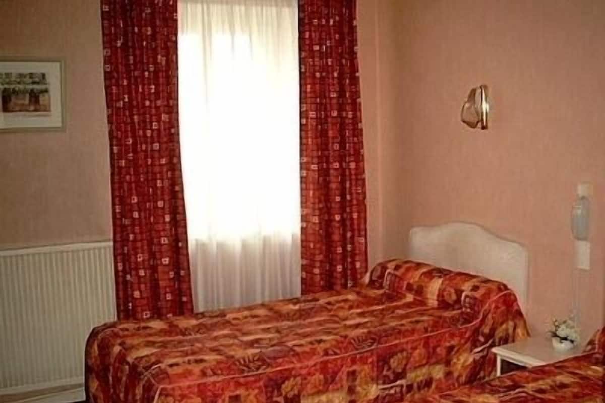 Triple Room | Desk, cots/infant beds, rollaway beds, free WiFi