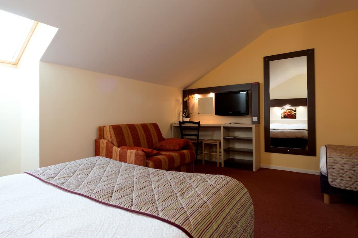 Desk, cots/infant beds, rollaway beds, free WiFi