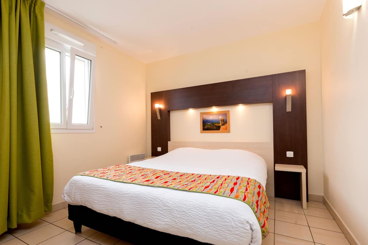 Desk, cots/infant beds, rollaway beds, free WiFi