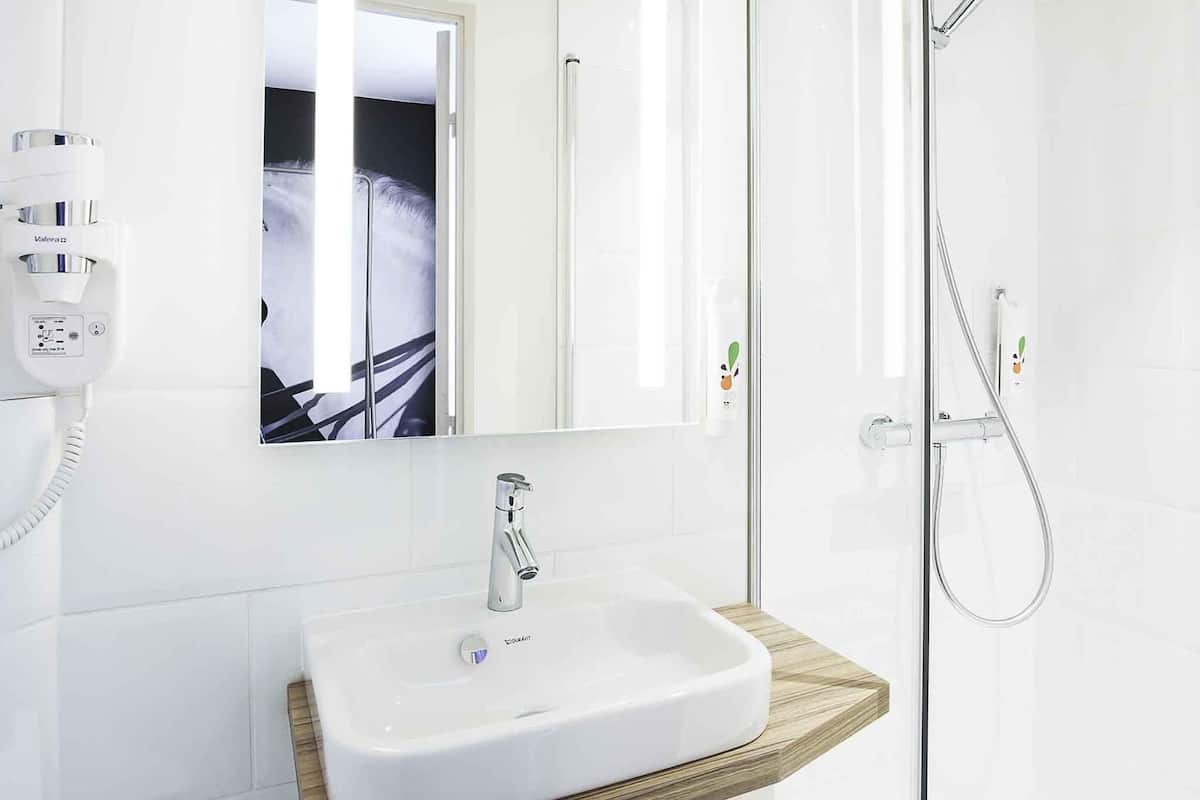 standard room, 1 double bed | in-room safe, desk, soundproofing, iron/ironing board