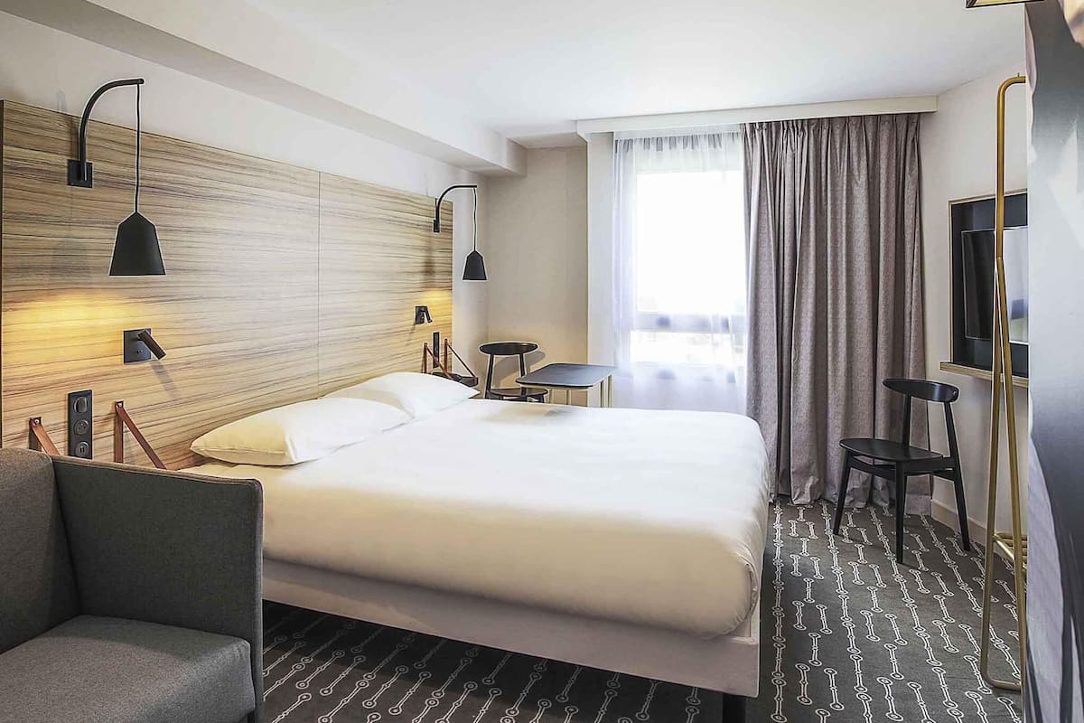 Habitación estándar, 1 cama doble con sofá cama | Caja fuerte, escritorio, sistema de insonorización