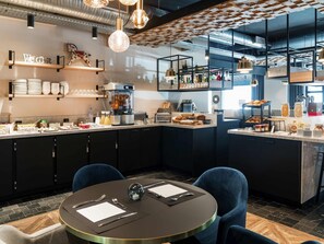朝食 (ビュッフェ)、毎日提供 (無料)
