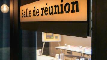 En skylt med texten ”Salle de réunion” som visar var mötesrummen finns.