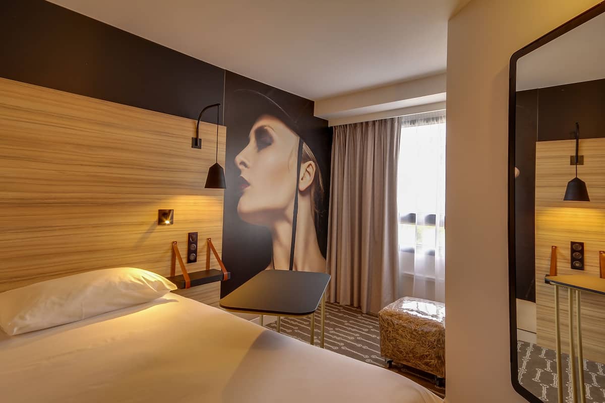 standard room, 1 double bed | in-room safe, desk, soundproofing, iron/ironing board