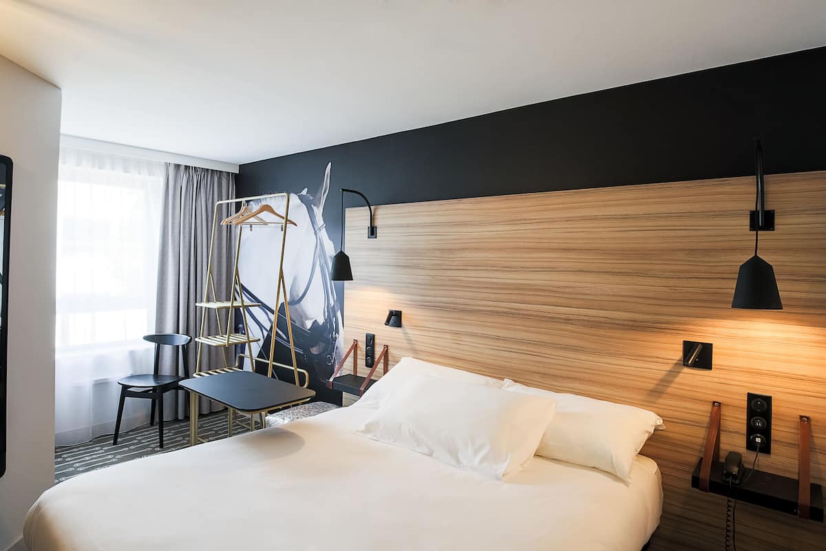 standard room, 1 double bed | in-room safe, desk, soundproofing, iron/ironing board