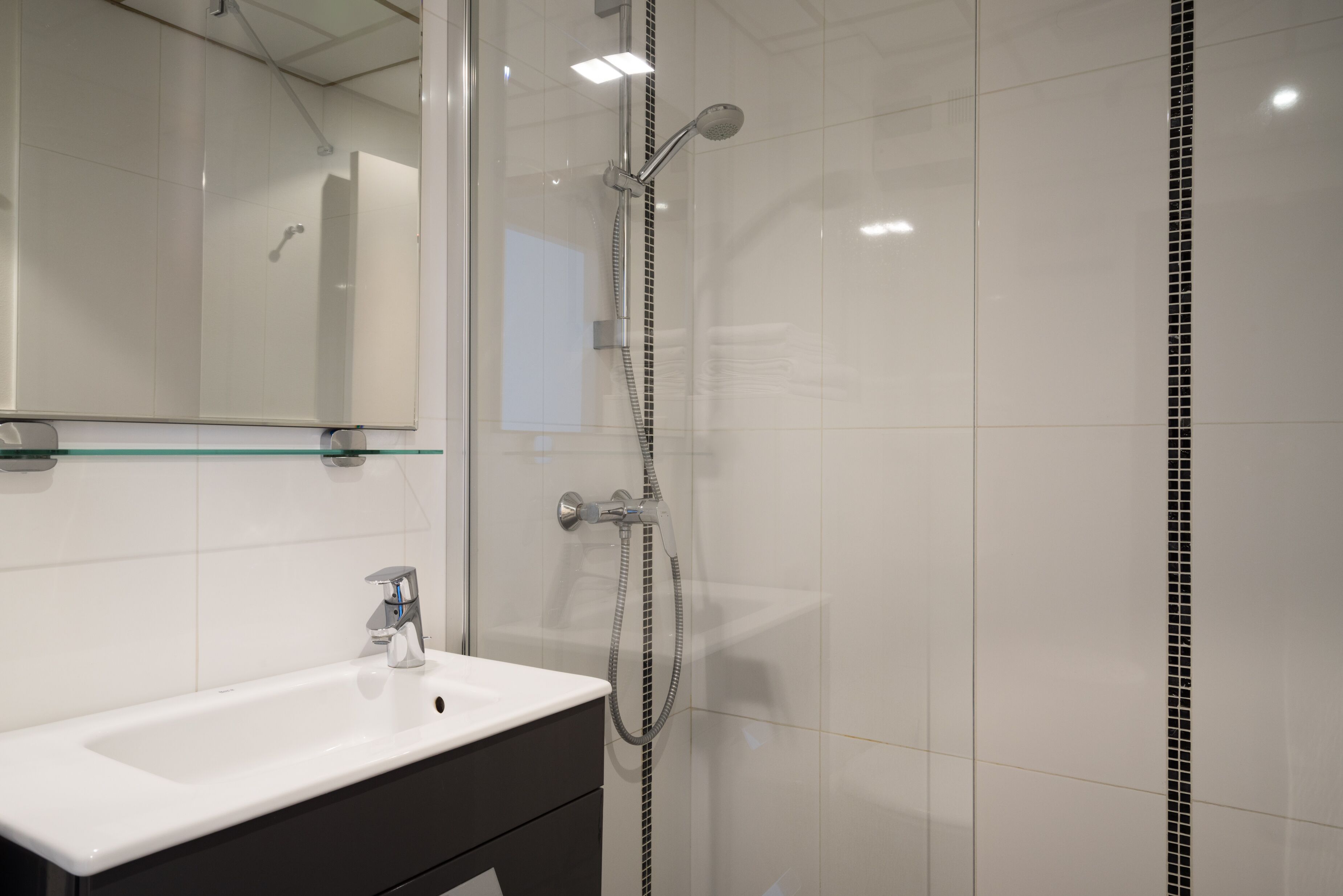 classic twin room | bathroom | hair dryer, towels