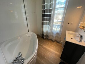 Comfort Double Room | Bathroom | Hair dryer, towels - Hôtel du Moulin, Niort (Niort)