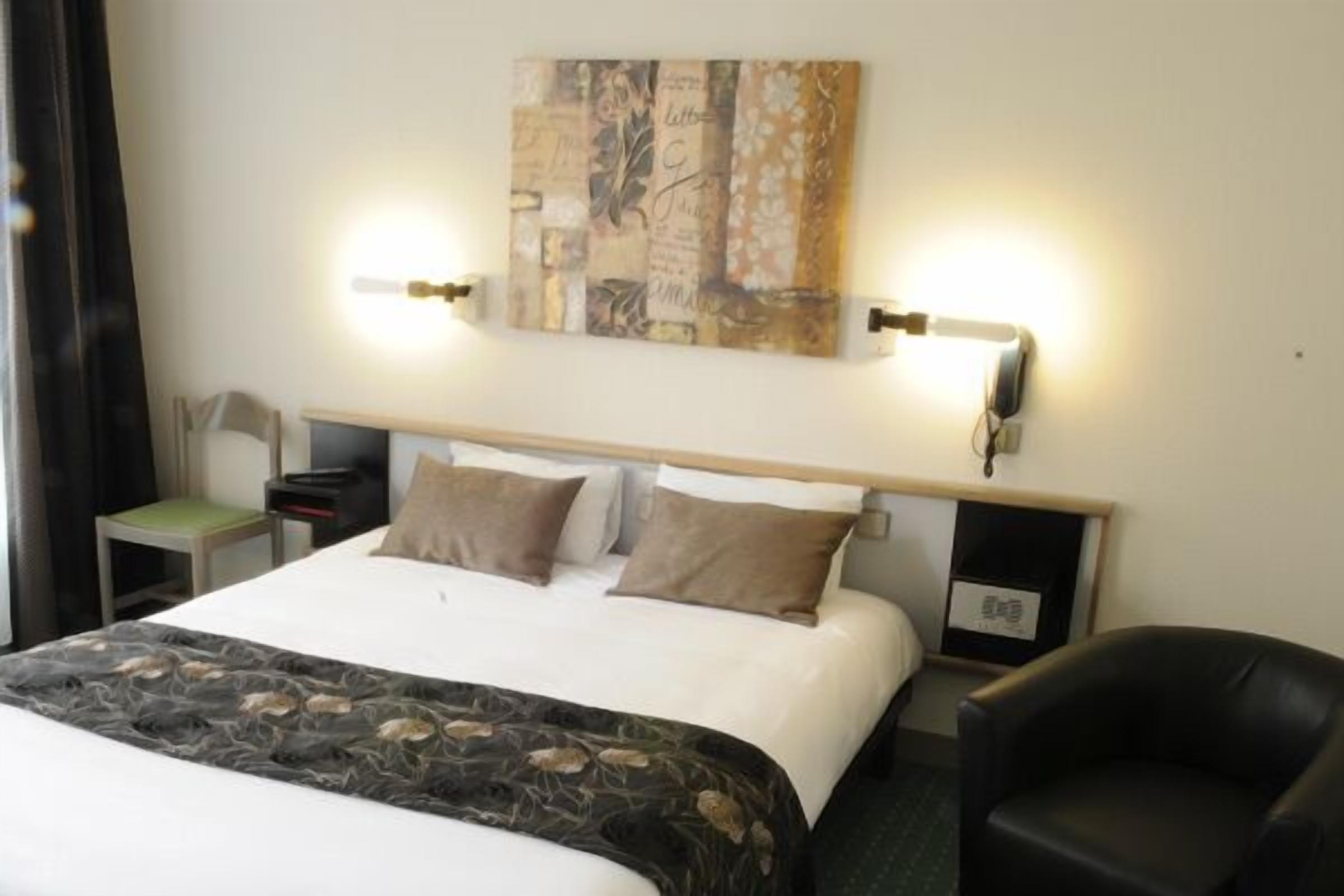 desk, soundproofing, iron/ironing board, free wifi