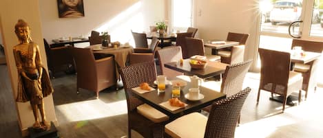 Petit déjeuner buffet servi en semaine (14 EUR par personne)