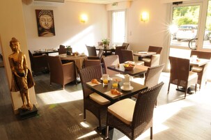 Buffet breakfast on weekdays (EUR 14 per person)