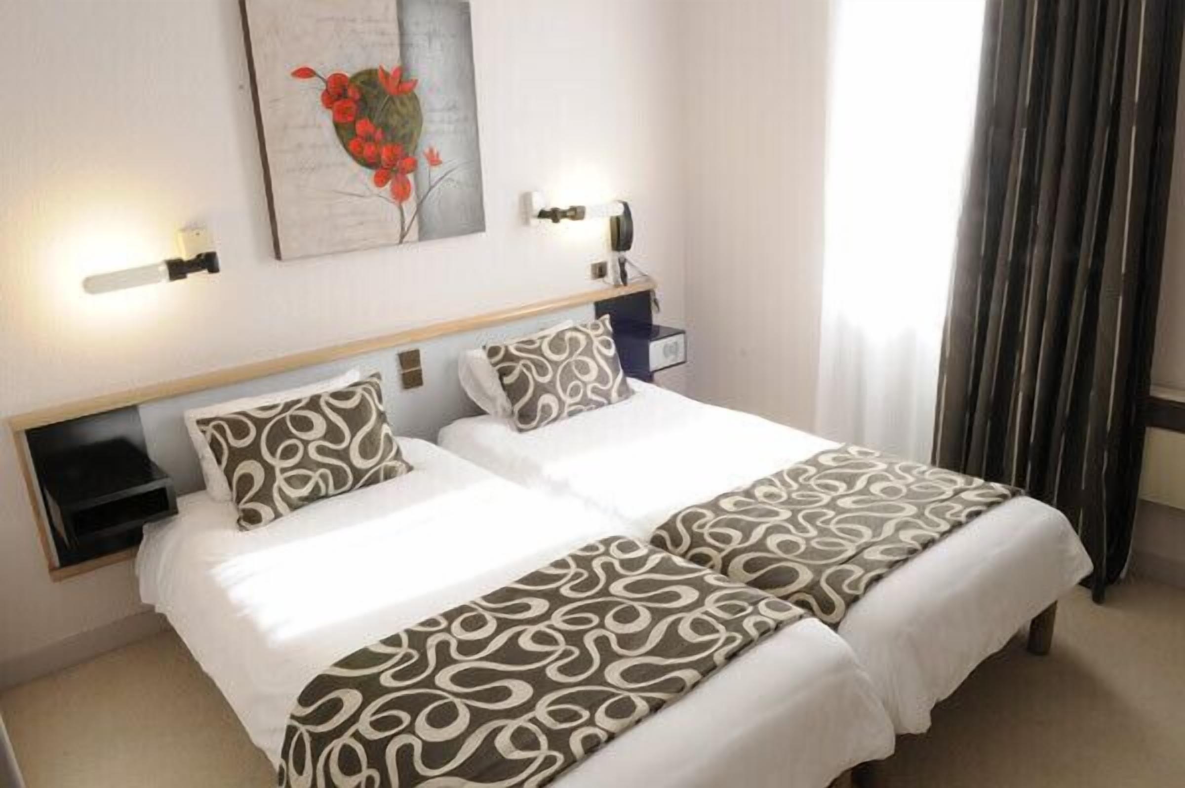 desk, soundproofing, iron/ironing board, free wifi