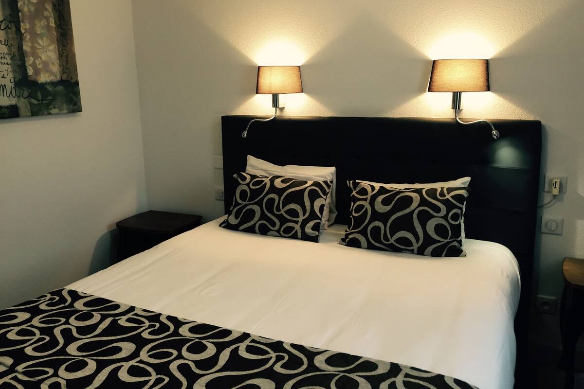 Classic Double Room | Desk, soundproofing, iron/ironing board (on request), WiFi (free)