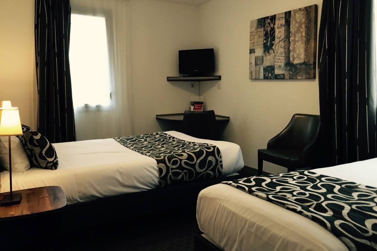 Family Triple Room | Desk, soundproofing, iron/ironing board (on request), WiFi (free)