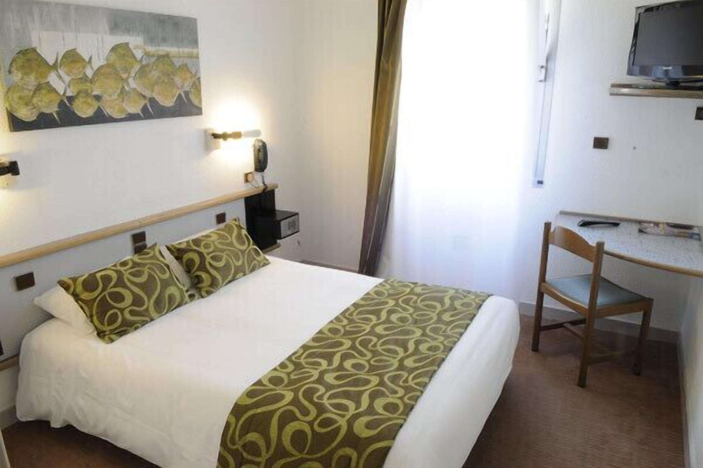 desk, soundproofing, iron/ironing board, free wifi