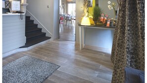 Ein modernes Interieur mit Treppe, Essbereich und Wohnbereich.