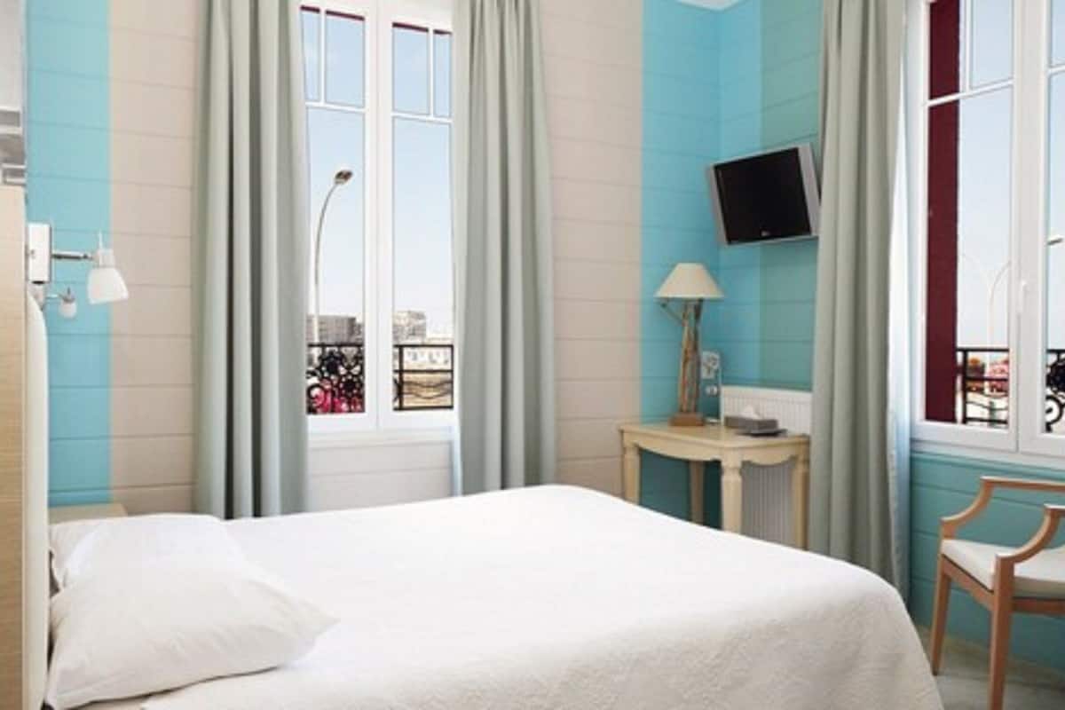 Comfort Room | 1 bedroom, in-room safe, desk, iron/ironing board