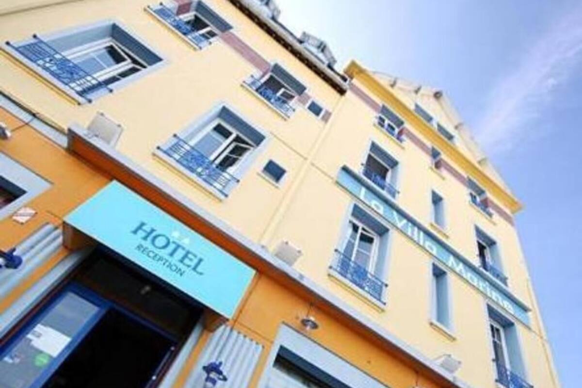 Un hôtel doté d’un hall d’accueil, de plusieurs balcons et offrant une vue sur un ciel dégagé.