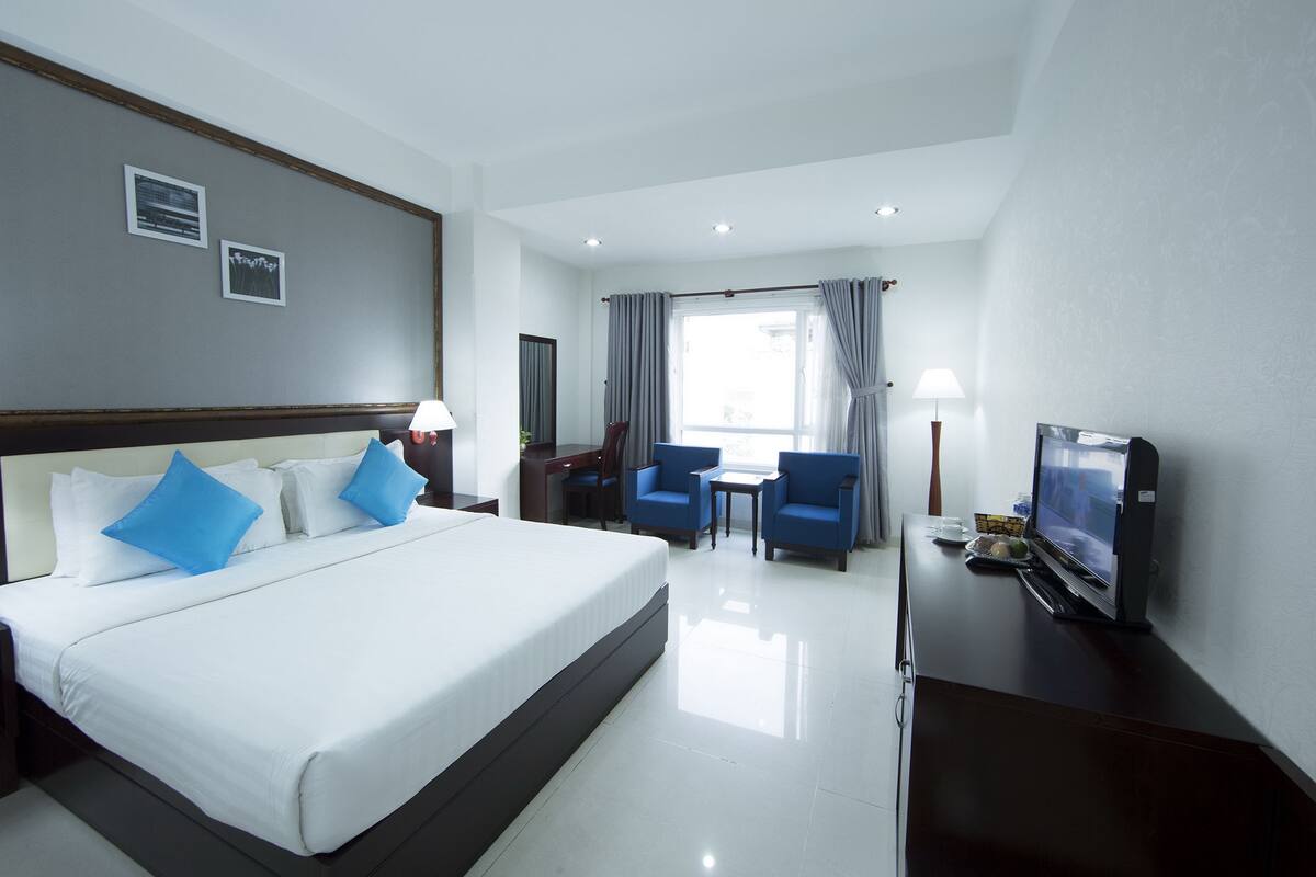 Executive Room, City View | Bar mini, peti besi dalam bilik, meja, katil lipat simpan/tambahan