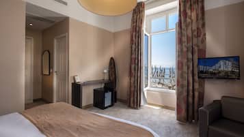 Minibar, coffres-forts dans les chambres, bureau, rideaux occultants