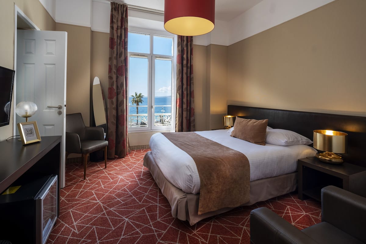 Double or Twin Room, Sea View | Minibar, in-room safe, desk, blackout drapes