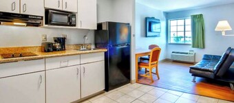 โอโย ทาวน์เฮาส์ ซัลเฟอร์, แอลเอ เอ็กซ์เทนเด็ด สเตย์ ไอ-10