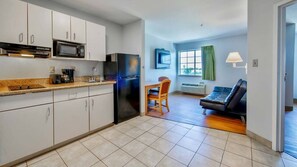 Standardzimmer, 1 Queen-Bett und Schlafsofa, Nichtraucher | Eigene Kochnische | Kühlschrank, Mikrowelle, Wasserkocher mit Kaffee-/Teezubehör, Esstisch