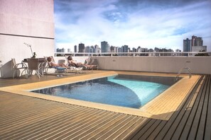 Outdoor pool, sun loungers - Golden Blue Hotel (Londrina)