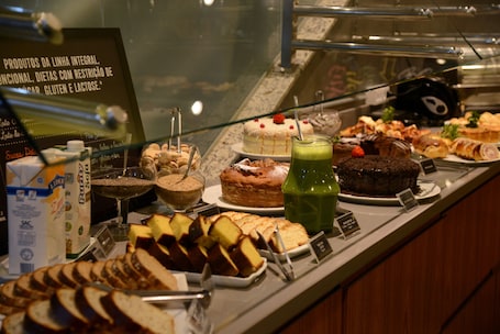 包含每日自助早餐