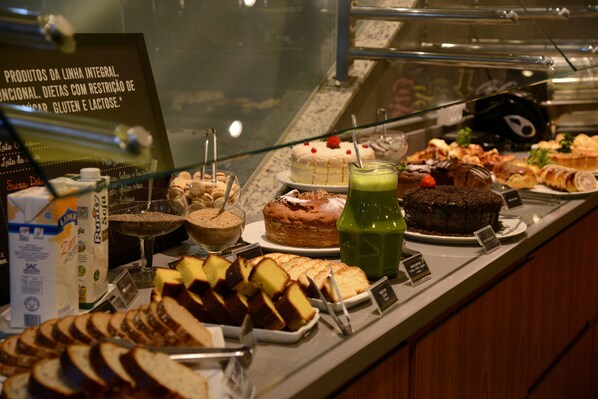 Free daily buffet breakfast - Golden Blue Hotel (Londrina)