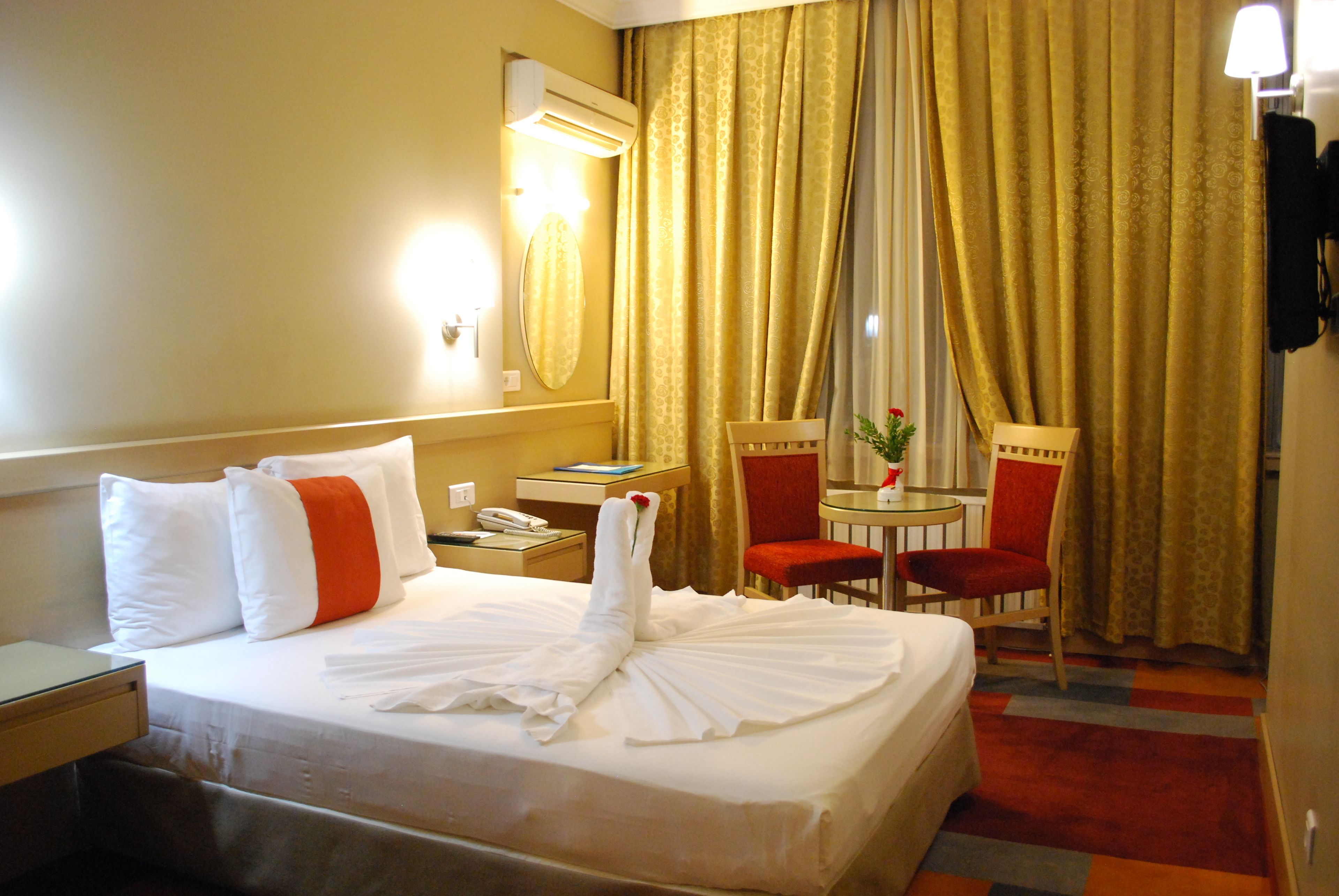 single room | egyptian cotton sheets, premium bedding, minibar, in-room safe
