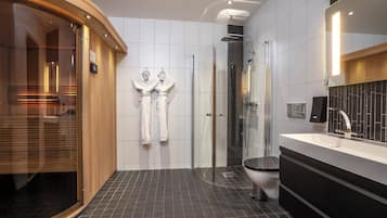 Business Room, Non Smoking | Bathroom | Eco-friendly toiletries, hair dryer, towels