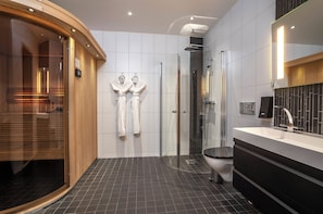 Quarto empresarial, para não fumantes | Banheiro | Produtos de toalete biodegradáveis, secador de cabelo, toalhas de banho