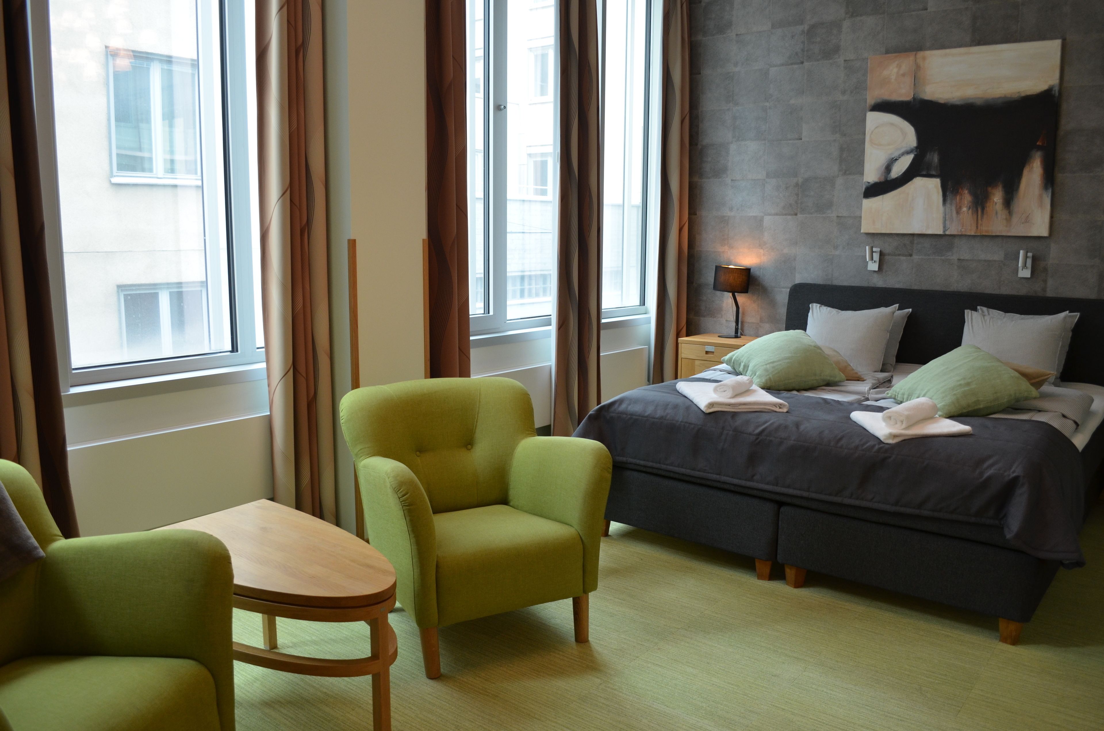 Premium bedding, desk, blackout drapes, soundproofing