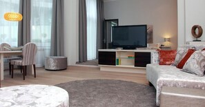 Presidential Suite | Living area | Flat-screen TV - Hotel Gräfrather Hof (Solingen)