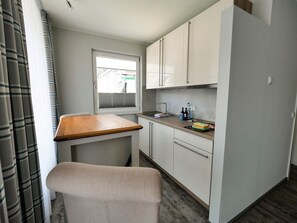 Apartment | Hypo-allergenic bedding, minibar, in-room safe, individually furnished - Hotel Gräfrather Hof (Solingen)