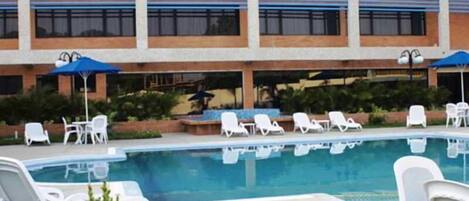 Una piscina al aire libre