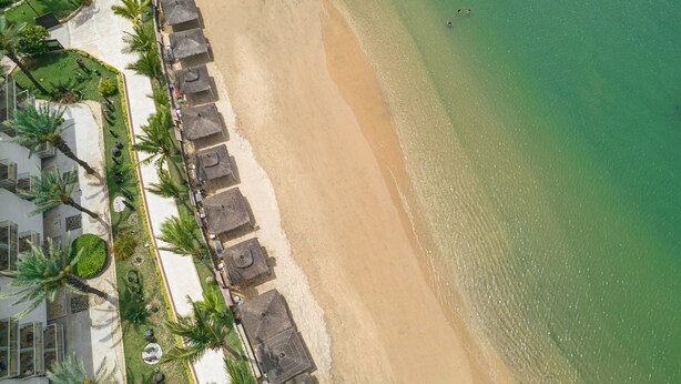 Bãi biển riêng, dù trên bãi biển, khăn tắm biển 