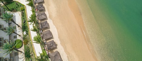 Playa privada, sombrillas, toallas de playa