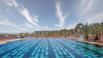 สระว่ายน้ำกลางแจ้ง, เก้าอี้อาบแดดริมสระ