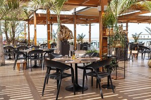 Breakfast, lunch and dinner served - Terrou-Bi Resort (Dakar)